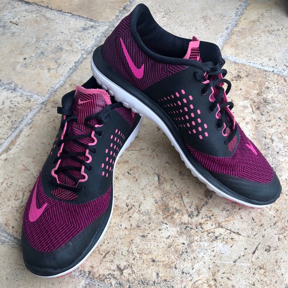 Nike Shoes - Nike Free Runs